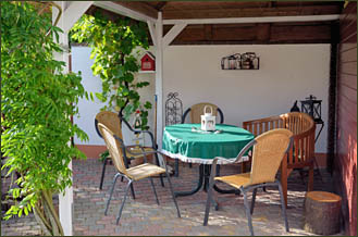 Ferienhaus in Nordfriesland, Pavillon im Garten, © 2012 Juergen Kullmann