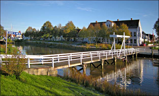 Weiße Brücke am Tönninger Hafen, © 2010 Juergen Kullmann