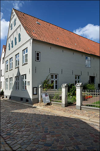 Nächstes Bild Storm-Wohnhaus Wasserreihe, © 2014 Juergen Kullmann